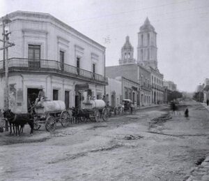 Pipas de Agua en calle Hidalgo a principios del Siglo XX 4