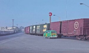 Combi y Tren sobre blvd. Emilio Carranza en Saltillo 2