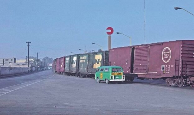 Combi y Tren sobre blvd. Emilio Carranza en Saltillo 1 Combi y Tren sobre blvd. Emilio Carranza en Saltillo 1