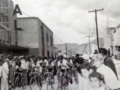 Carrera Ciclista en 1965 por calle de Juarez