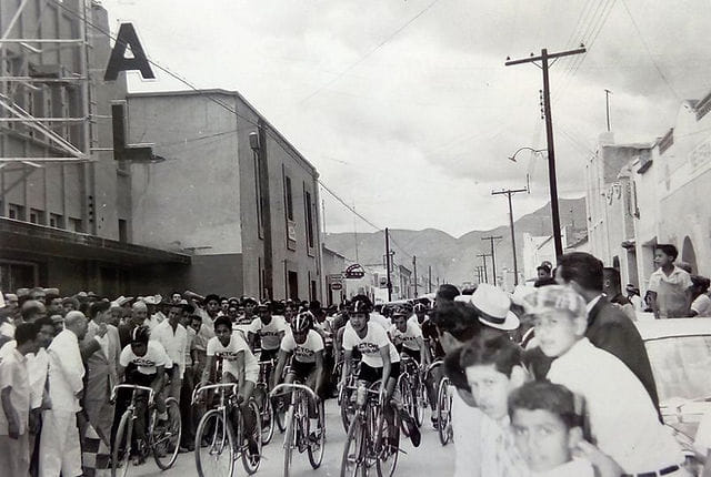 Carrera Ciclista en 1965 por calle Juárez 1
