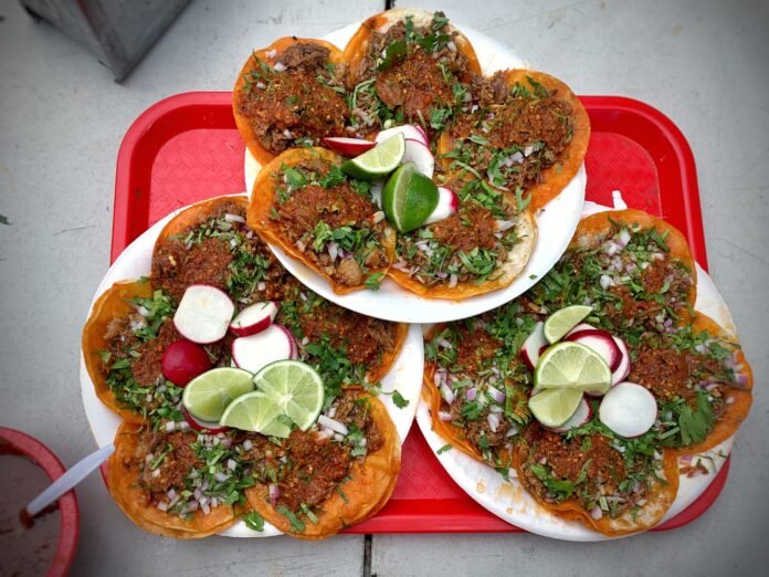 Tacos de birria con consomé — Birria La Güera Saltillo
