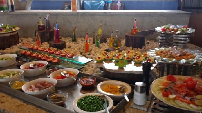 Barra de buffet con platillos variados — restaurantes con buffet en Saltillo Coahuila 2026