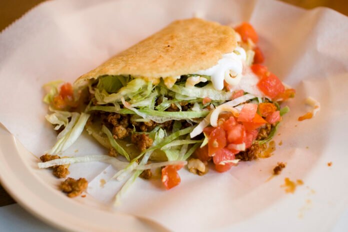 Gorditas de maíz y harina rellenas — comida típica del norte de México Saltillo