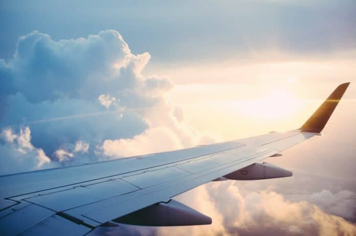 Avión despegando en pista de aeropuerto al atardecer, ilustra el Aeropuerto Internacional Plan de Guadalupe de Saltillo Coahuila