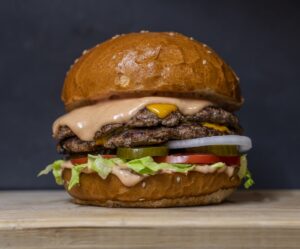 Burger King en Saltillo: sucursales, menú y todo lo que necesitas saber Hamburguesa a la parrilla con queso, lechuga y jitomate — Burger King Saltillo