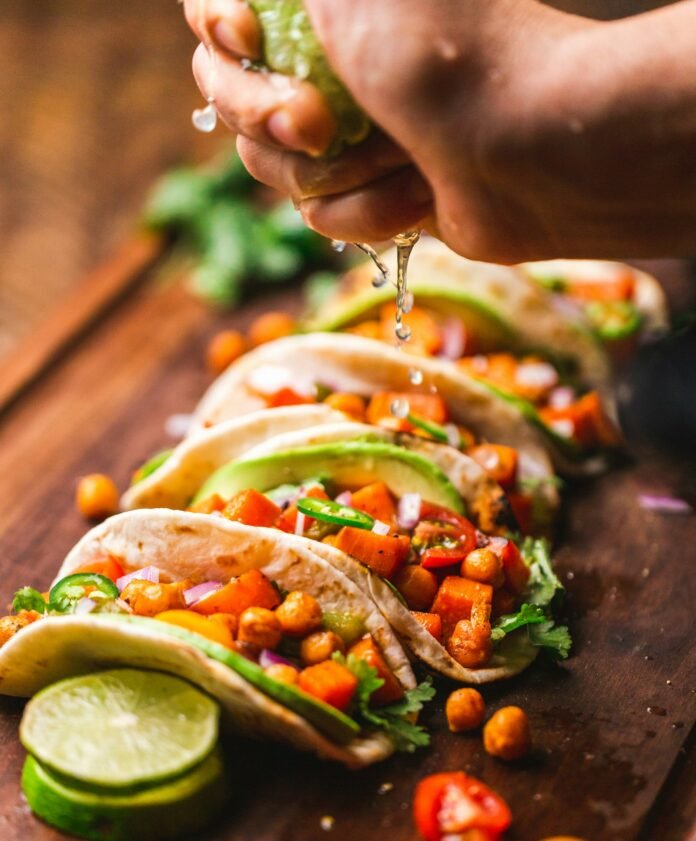 Antojitos mexicanos tradicionales — enchiladas, empanadas y tostadas en una cenaduría de Saltillo, Coahuila