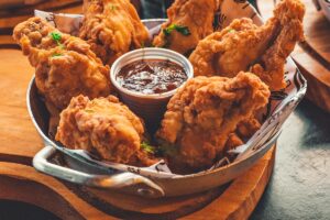 Church's en Saltillo: sucursales, menú y todo lo que necesitas saber Pollo frito estilo Church's con papas y bebida en Saltillo