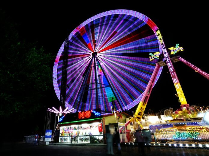 Rueda de la fortuna iluminada de noche en la Expo Feria de Saltillo, Coahuila