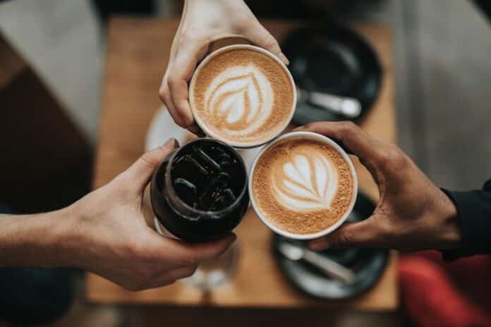 Café de especialidad con latte art y pasteles artesanales — Flor y Canela Café Saltillo Centro Histórico