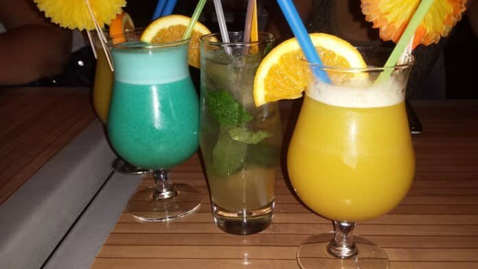 Cócteles y bebidas en restaurante bar con ambiente vintage — La Puerta al Cielo Saltillo Centro Histórico