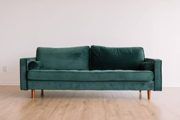 Sala amueblada con sofá verde, representativa de los muebles que encuentras en Mueblería Elizondo en Saltillo, Coahuila