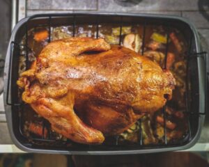 Pollo Feliz en Saltillo: el pollo asado al carbón favorito de los saltillenses Pollo asado al carbón servido con arroz, frijoles y tortillas — comida norteña en Saltillo