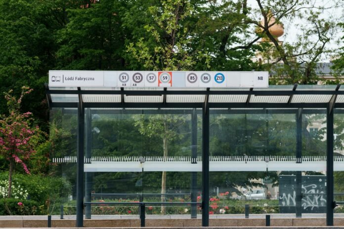 Parada de autobús moderno de transporte público gratuito en una ciudad, ilustra el servicio Aquí Vamos Gratis de Saltillo