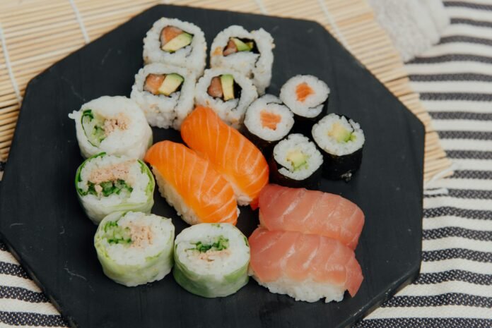 Variedad de rollos de sushi y nigiri en Sake Grill Saltillo