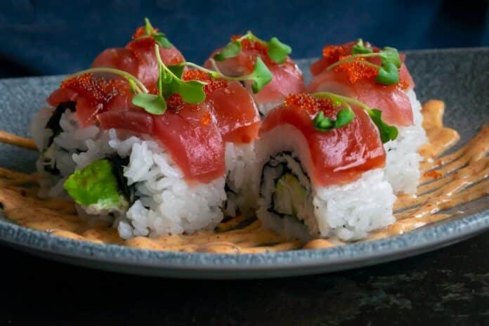 Rolls de sushi y especialidades japonesas en restaurante moderno — Sr. Kimono Saltillo Plaza San Patricio teppanyaki