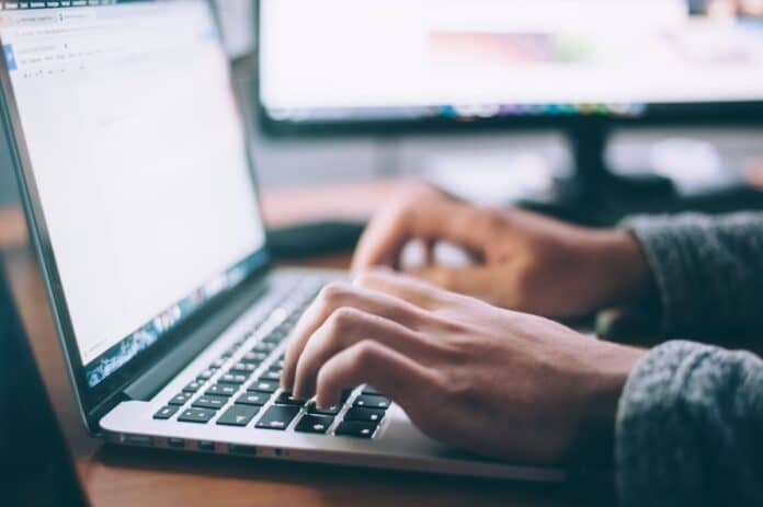 Vacantes administrativas en Saltillo — persona trabajando en oficina