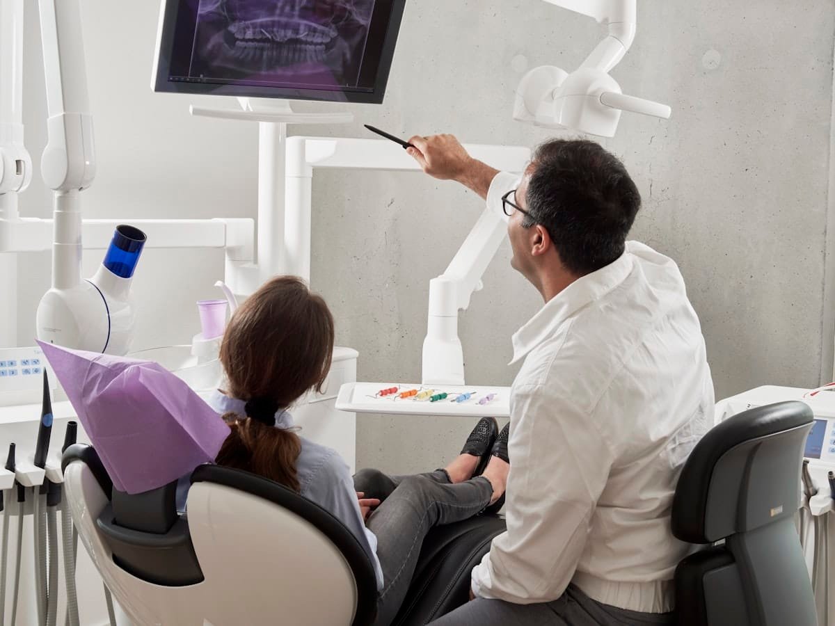 Dentista atendiendo a un paciente en una clínica dental en Saltillo