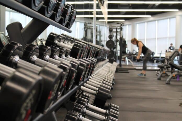 Interior de gimnasio con equipos de pesas en Saltillo Coahuila