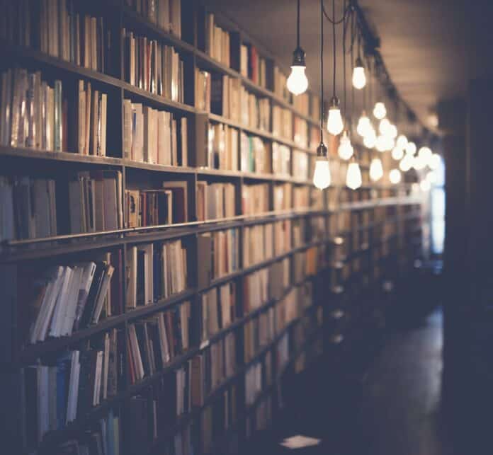Libros en estantes de una librería en Saltillo, Coahuila