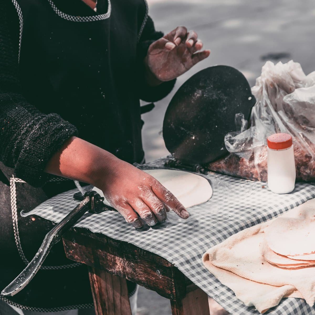 Manos amasando masa para tortillas de harina de forma artesanal en Saltillo