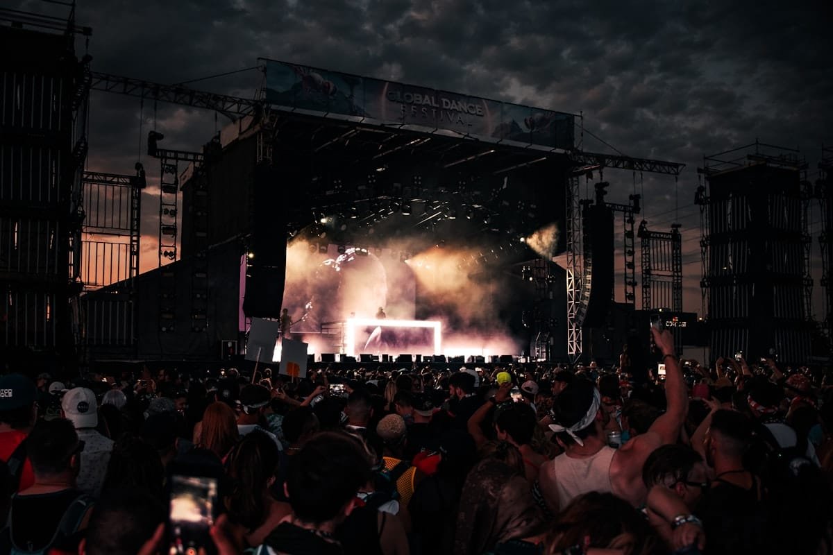 Público disfrutando un concierto de noche, referencia de eventos en Saltillo
