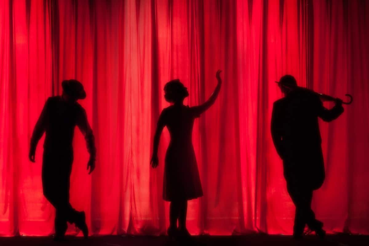 Actores en el escenario de una obra de teatro en Saltillo