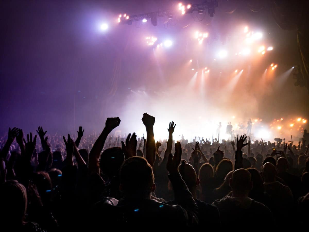 Concierto en vivo con público y luces de escenario — próximos conciertos en Saltillo