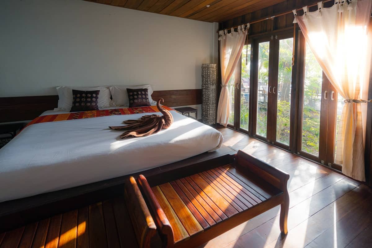 Habitación de hotel con cama blanca y cabecera de madera — Motel Villamagna Ramos Arizpe