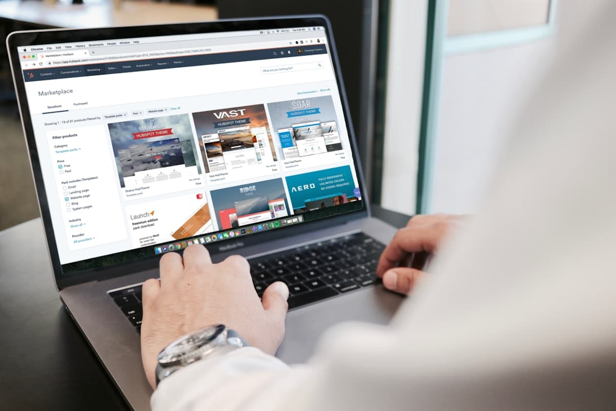 Persona buscando vacantes de empleo en Saltillo desde su laptop