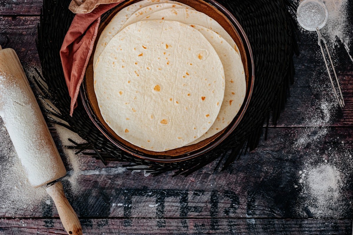Tortillas de harina frescas en canasta de mimbre, típicas de Saltillo